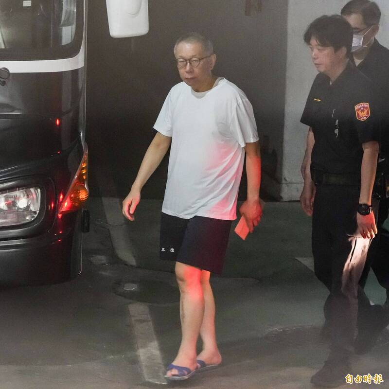 柯文哲8日中午12點21分抵達台北地院準備辦理交保。（記者陳逸寬攝）