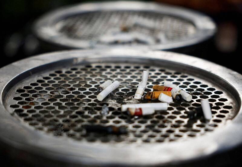 亂丟菸蒂的下場！韓男被警盤查慌張落跑 落網後查出是通緝犯