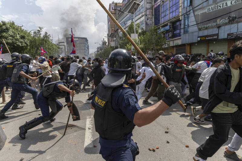 尼泊爾首都加德滿都今日爆發示威活動，抗議群眾在國會大樓前與警方發生肢體衝突。（歐新社）