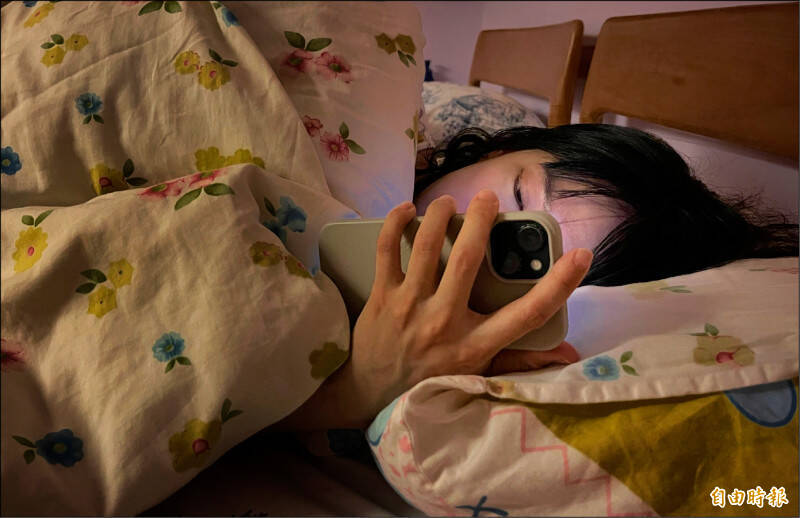 熬夜讓身體變臭？網驚曝「身上飄出腐爛味」：真不是錯覺