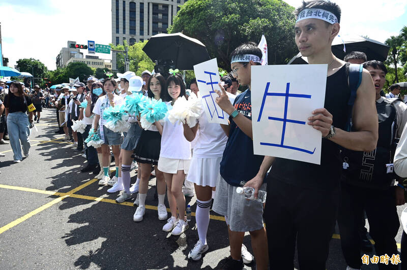 柯文哲交保》小草出動啦啦隊接風 四叉貓嘆︰難怪民眾黨那麼多更生人