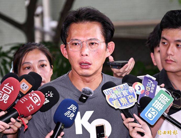 黃國昌發文「辦保準備接柯P」 全網留言「快把主席大位吐出來」