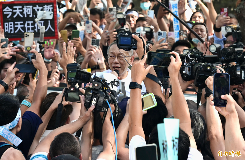 柯文哲嘆見識「台灣社會另一面」 前攝影官搬「柯語錄」諷：你信？