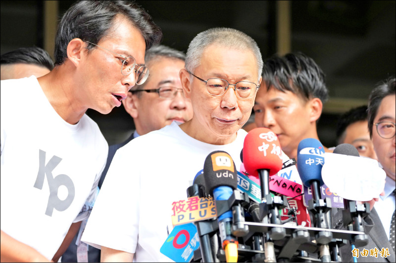 柯自比如欽差要犯 他出牢房 獄友要面壁