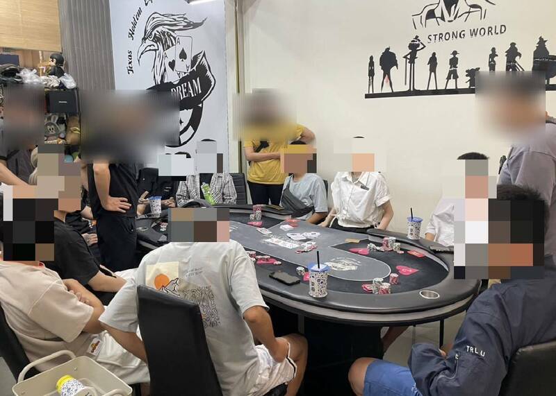 警抄美女荷官發牌德州撲克  賭客竟問：這局怎麼算？