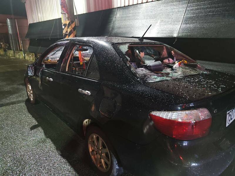 李男在新社砸毀親友車輛。（警方提供）