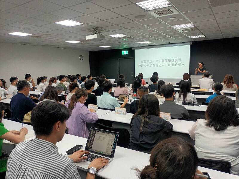 大學資源進入高中  雄中和花商學生共上台師大Python AI課
