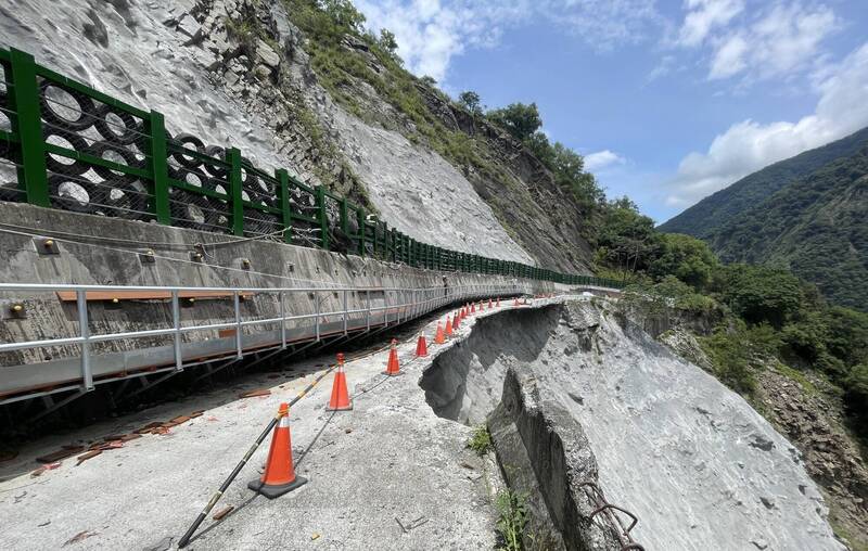 南投信義鄉郡大林道，2024年因花蓮強震、凱米颱風中斷，目前已完成邊坡修復，將進行路基重建，力拚明年6月通車。（圖由林保署南投分署提供）