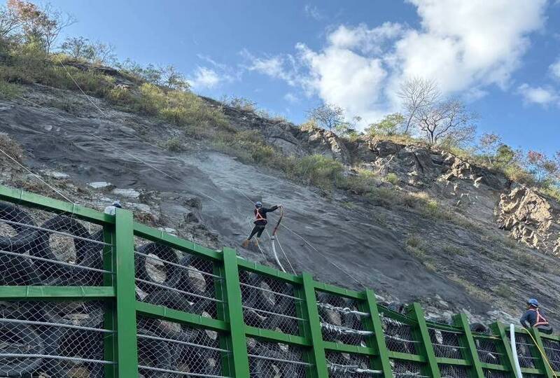 南投信義鄉郡大林道2024年因地震、颱風中斷，經持續派員搶修、噴漿護坡，目前邊坡已修復，並將進行路基重建工程。（圖由林保署南投分署提供）