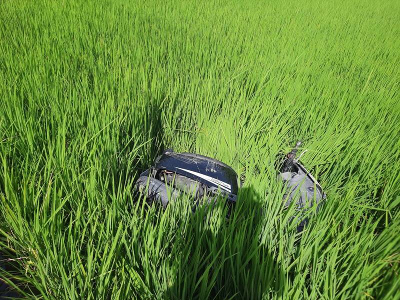 苑裡農田重劃區汽、機車碰撞，機車被撞落田裡。（民眾提供）