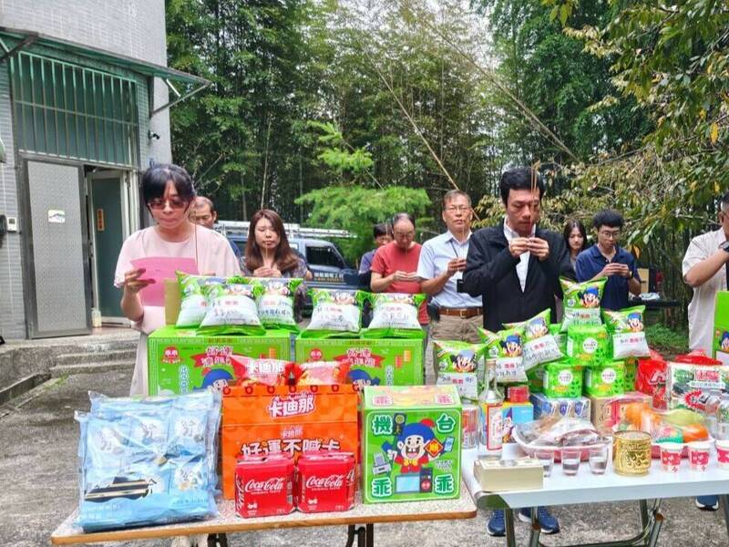 集集大山轉播站普度超有梗！ 不只「乖乖」還拜「靠得住」