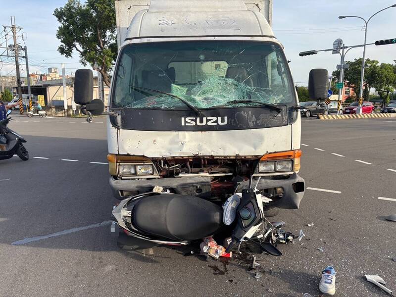 大貨車違規左轉釀禍!  苗栗機車女騎士重傷 急送加護病房救治