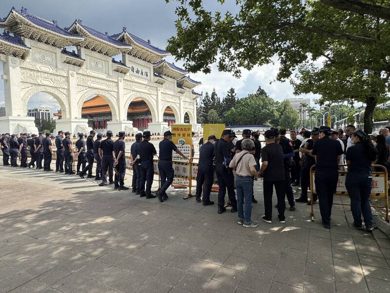 統促黨與宮廟合作引發國安關注  自由廣場違法集會警方告誡隨即解散