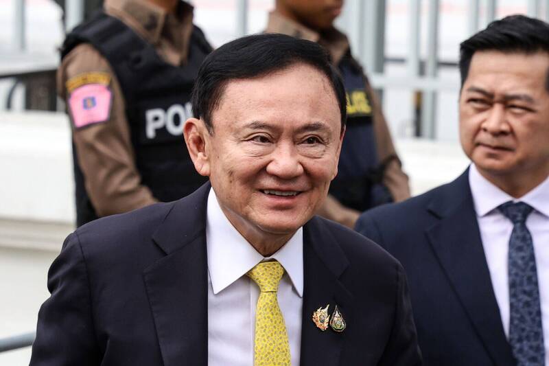 主宰泰國政壇長達25年的前總理塔克辛，9日抵達曼谷最高法院。這位毀譽參半的政治強人，在結束15年流亡生涯、戲劇性返國後，最終因「住院抵坐牢」的特權爭議，遭法院判處一年監禁。（彭博）