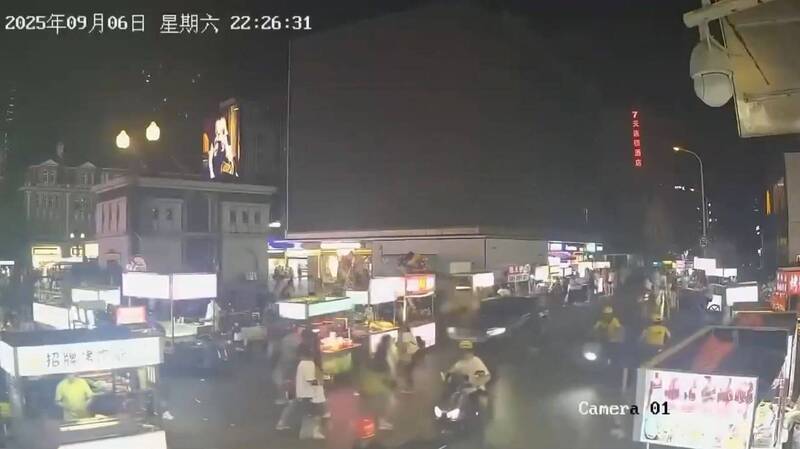 中國武漢鬧區汽車瘋狂亂撞釀多傷 案發瞬間畫面曝光