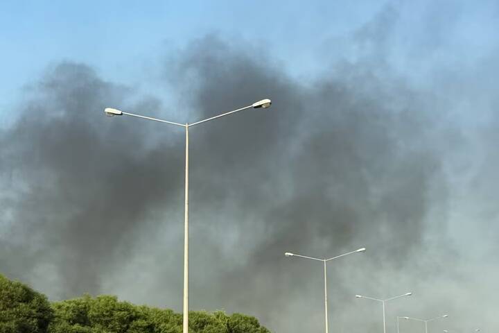 以色列9日證實，已對卡達首都杜哈（Doha）發動攻擊。圖為杜哈市中心在傳出數起爆炸聲後，竄起的滾滾濃煙。（路透）