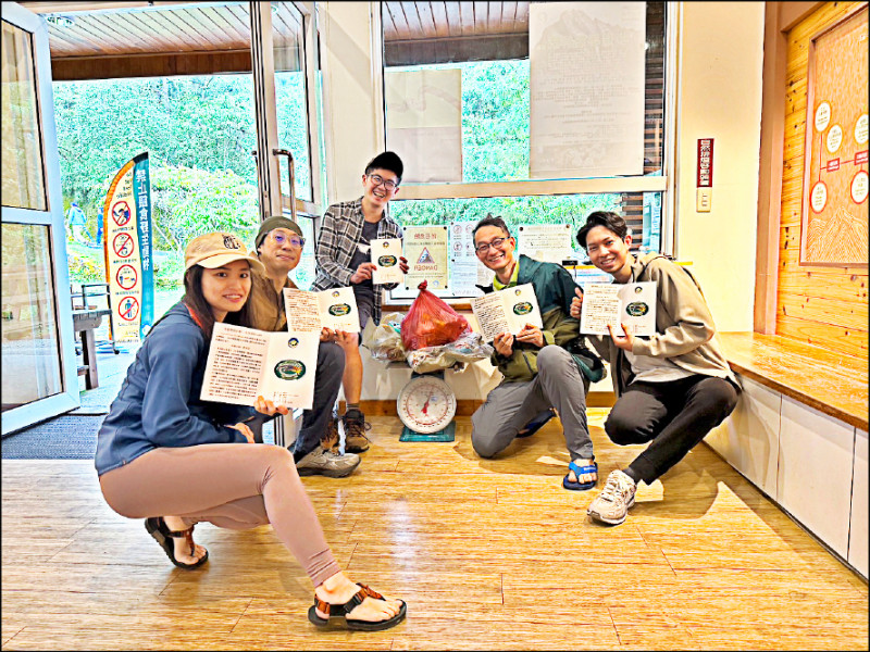 玉山淨山兌獎 清出臭雞肉、鐵條