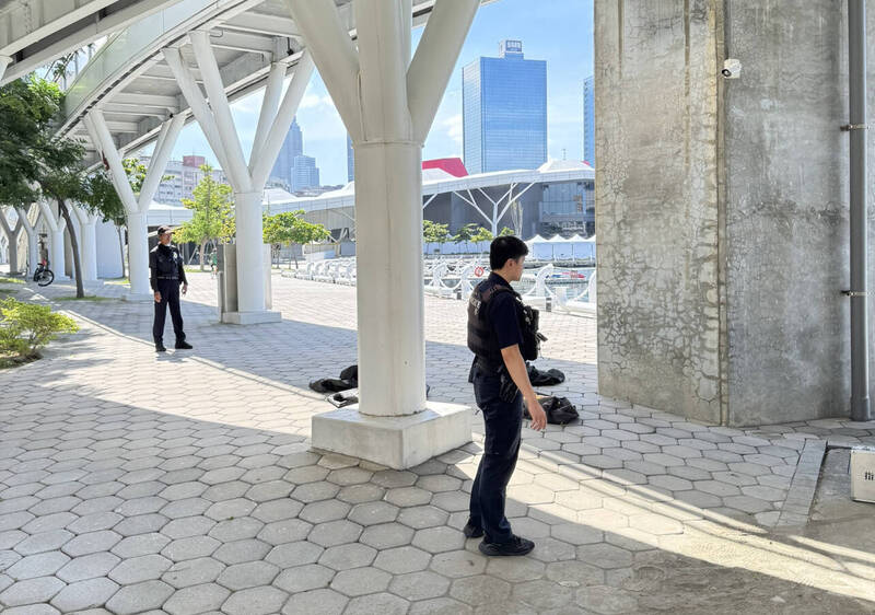 高雄尿袋男子落水身亡，新興警方追查身分通知家屬。（民眾提供）