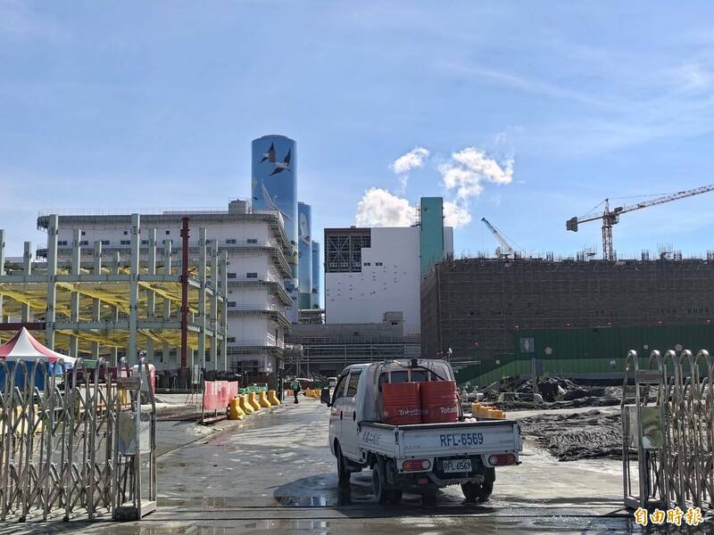 興達電廠昨晚烈焰沖天 住戶:聽到一聲「爆炸」、接著很多消防車