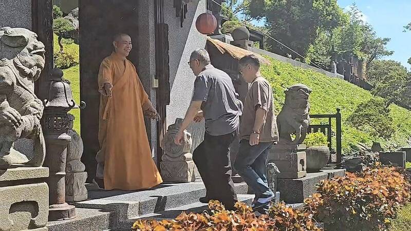 柯文哲（中）現身桃園市蘆竹，拜會宏願大千世界創辦人釋本藏（左）。（記者鄭淑婷翻攝）