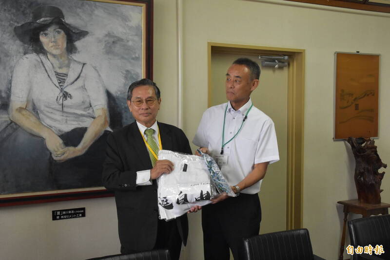 訪團團長涂醒哲（左）向學校校長致贈台灣紀念品。（記者吳哲宇攝）