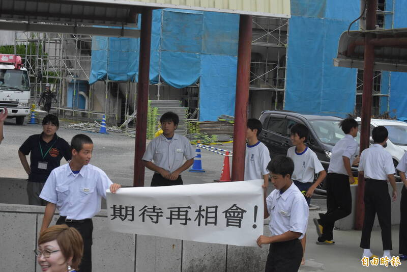 日本學生歡送訪團。（記者吳哲宇攝）