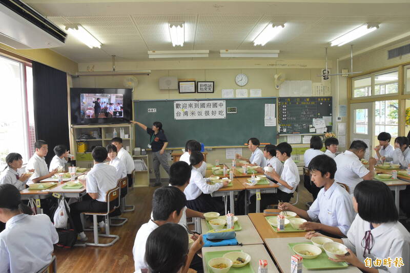 日本學生於黑板掛著「歡迎來到國府國中，台灣米飯很好吃」布條。（記者吳哲宇攝）
