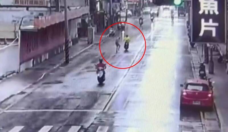 趕什麼？突穿越馬路撞倒女騎士落跑 警將通知肇事翁到案開罰