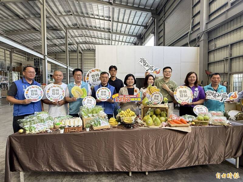 雲林良品外銷新加坡，斗六文旦、香蕉及蔬菜封櫃出口。（記者黃淑莉攝）