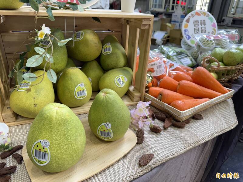 斗六文旦及其他蔬果外銷新加坡。（記者黃淑莉攝）