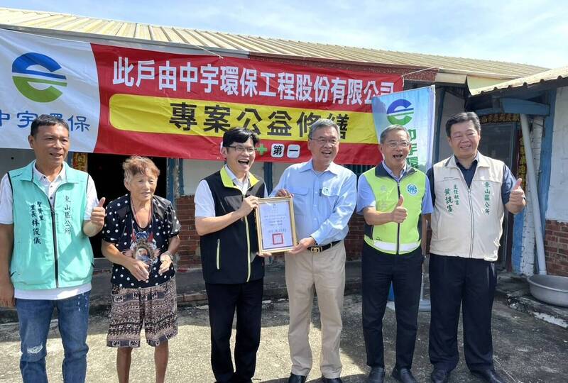 南市媒合廠商無償修繕弱勢戶災屋。（東山公所提供）