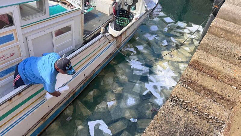花嶼發電廠漏油污染港區 環保局、望安公所急放吸油棉圍堵