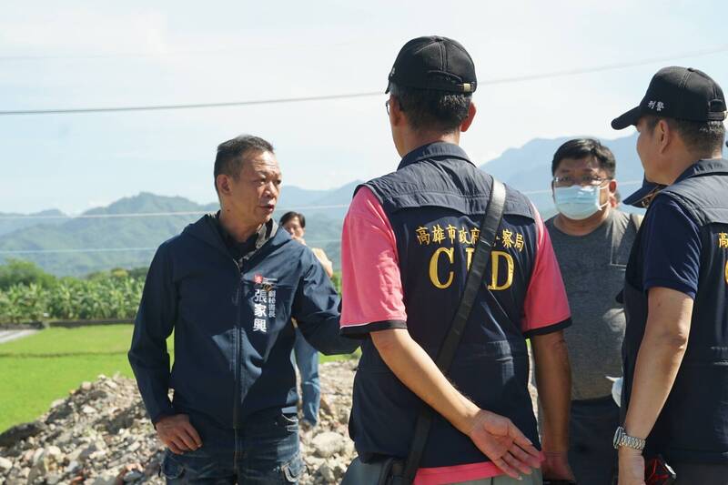 美濃農地遭盜採回填廢棄物  高市府副秘帶隊地毯式巡查