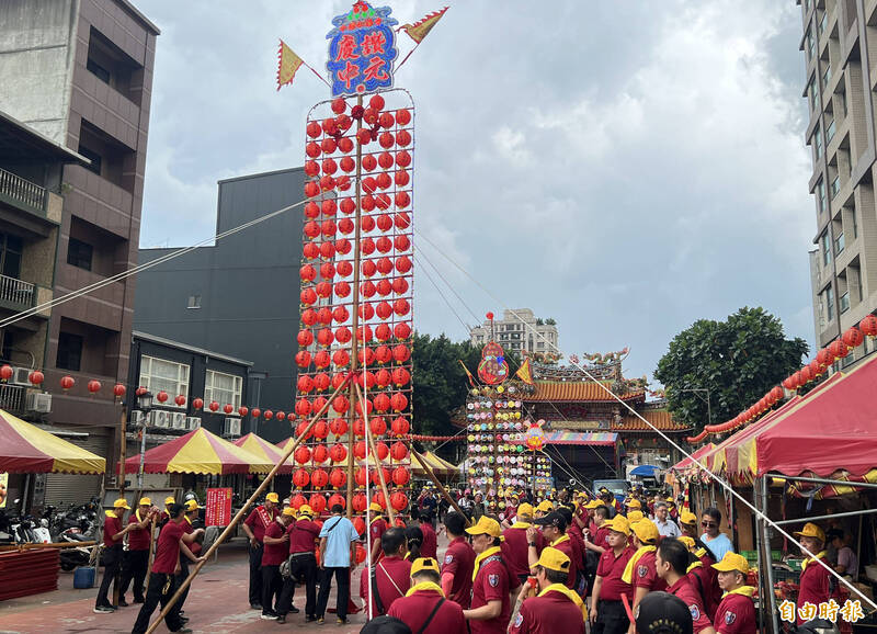 傳統人力拉抬約3層樓高的大型水燈排震撼無比。（記者李容萍攝）