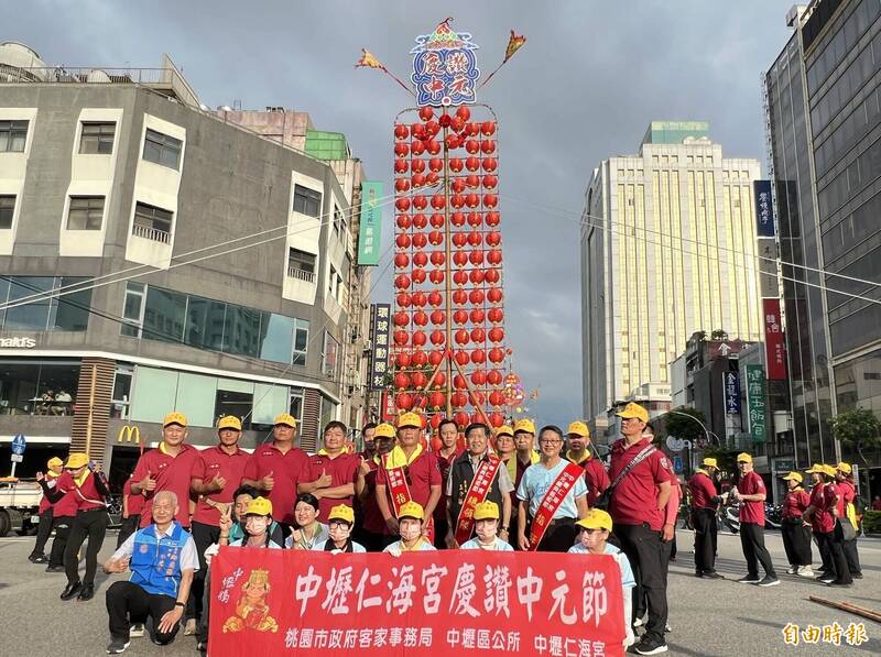 中壢慶讚中元活動10日由埔頂庄輪值里與廟方規劃水燈排遶境。（記者李容萍攝）
