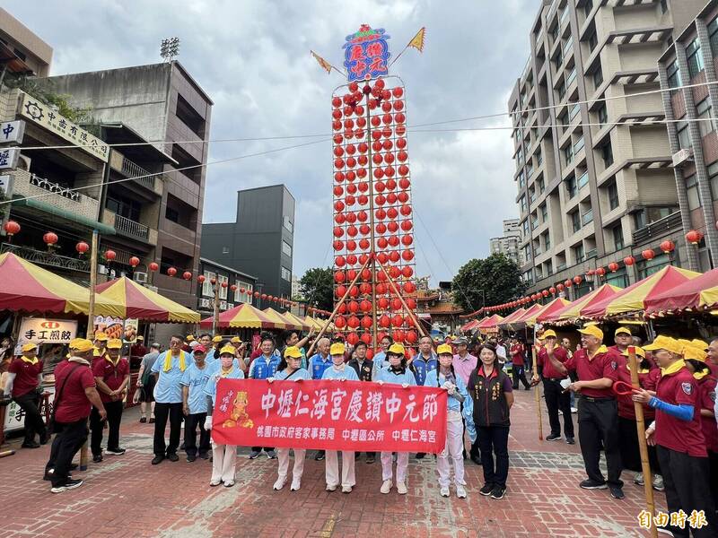 中壢慶讚中元活動10日下午至晚上由埔頂庄輪值里與廟方規劃水燈排遶境，傳統人力拉抬豎立約3層樓高的大型水燈排震撼無比。（記者李容萍攝）