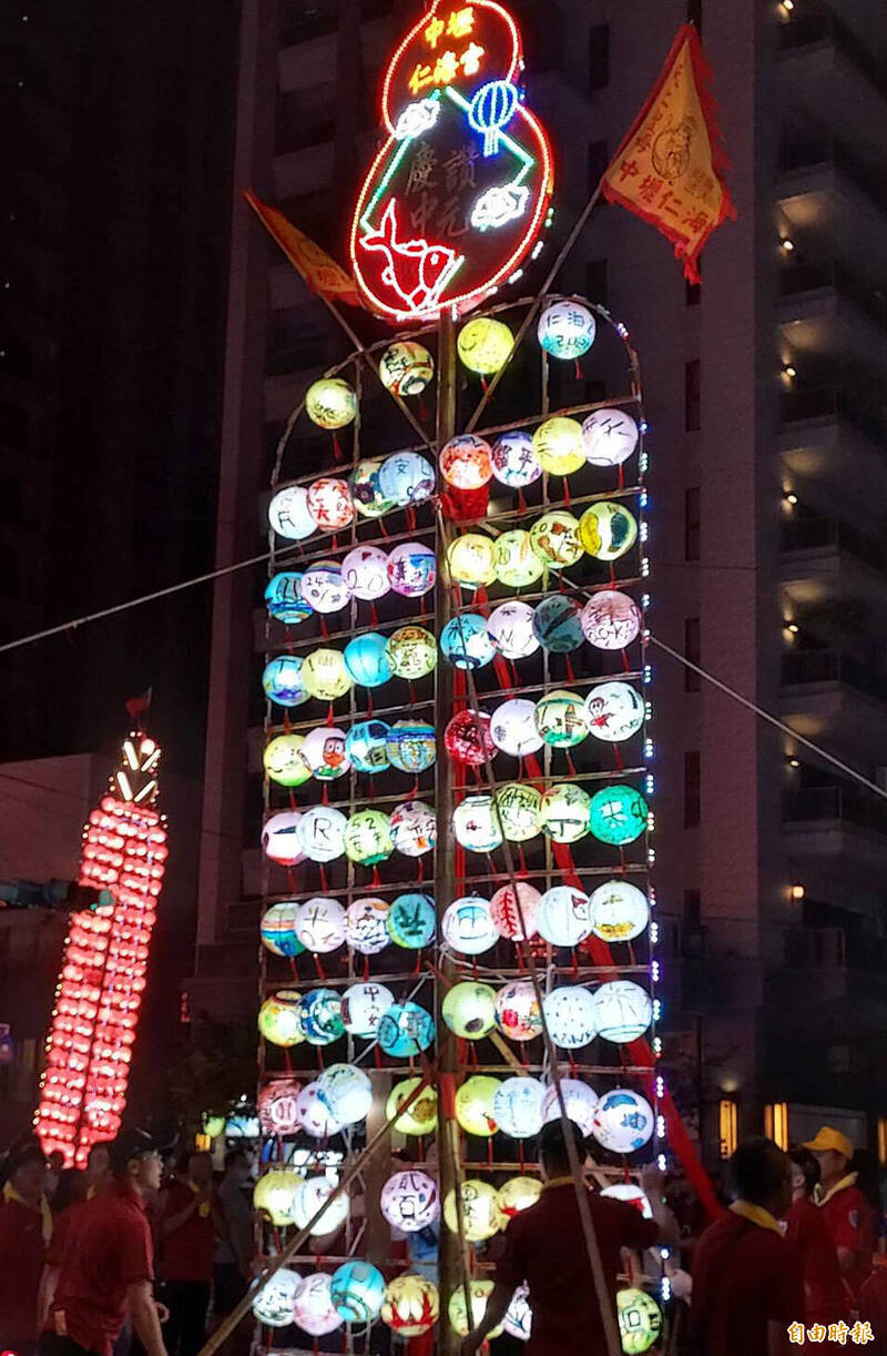 手工Q版水燈排超吸睛。（記者李容萍攝）