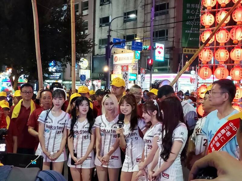 樂天女孩啦啦隊、新明國中青少棒球員加入水燈排的遶境踩街。（中壢區公所提供）