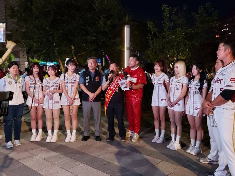 樂天女孩啦啦隊、新明國中青少棒球員加入水燈排的遶境踩街。（中壢區公所提供）