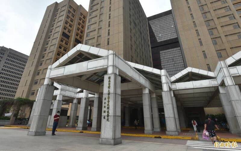 台大狼醫黃信穎性侵病患廢照 陳思原爆性騷停業3個月
