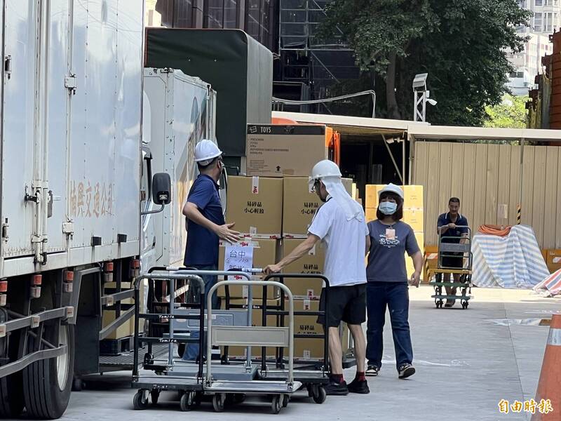 櫃姐回歸落淚！停業7個月今首進貨 台中新光三越拚927開業