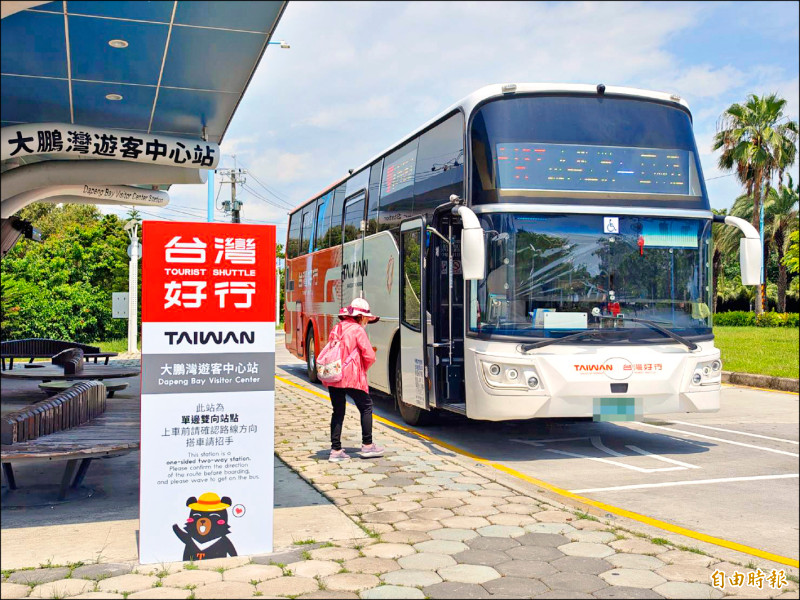 台灣好行今年換上新塗裝，圖為大鵬灣琉球線。（記者陳彥廷攝）