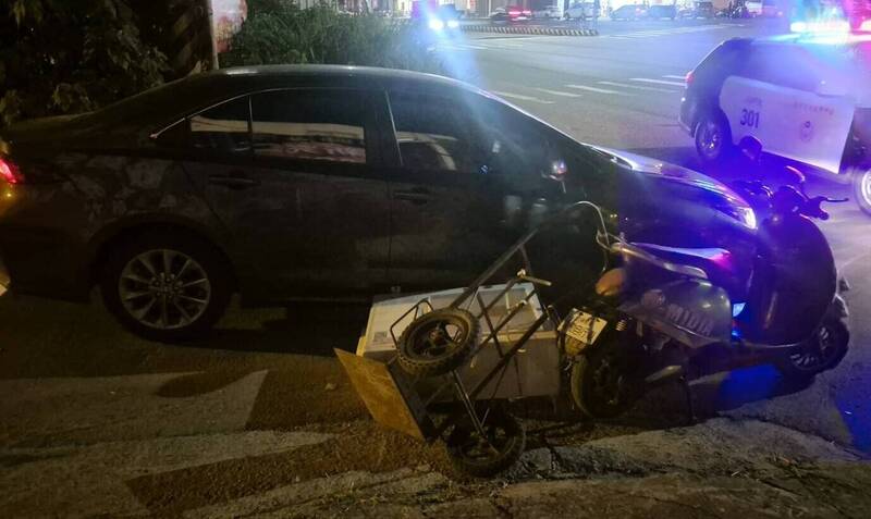驚魂！無牌微電車違規上路車禍 冷氣機掉落砸中轎車