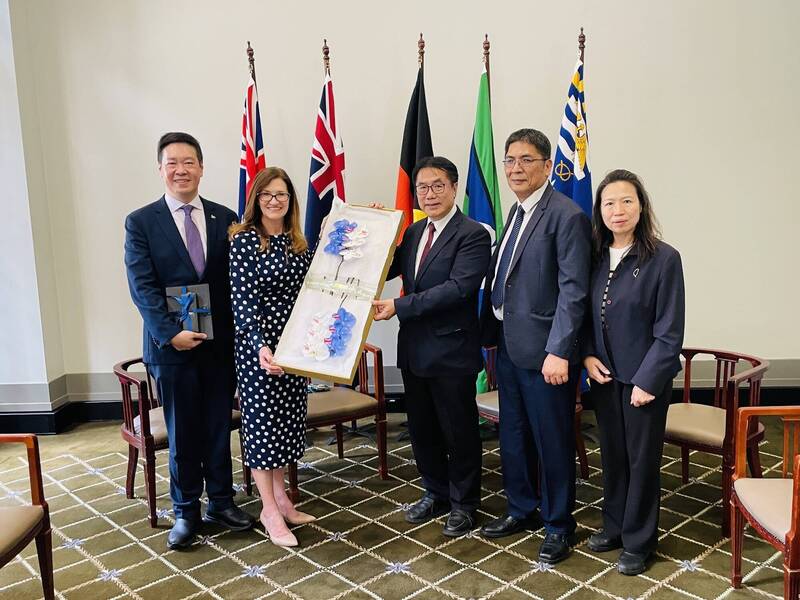 台南市長黃偉哲（右3）致贈噴印澳洲國旗蘭花給蘭德斯議長（左2）。（圖由台南市府提供）