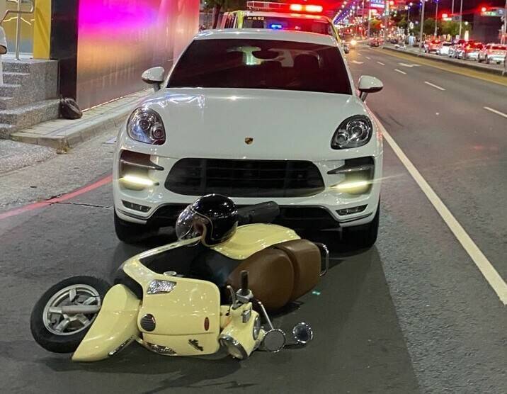 熟男駕保時捷撞倒年輕女騎士 網議論：追尾必娶