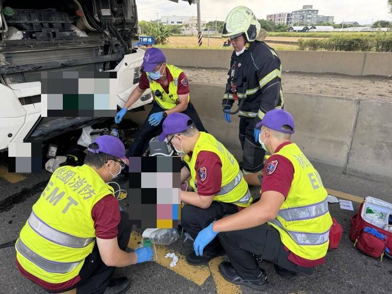 桃園市蘆竹區南青路發生嚴重車禍，一對老夫婦騎乘機車被砂石車撞擊捲入車底，救護人員獲報趕往現場施救。（記者余瑞仁翻攝）