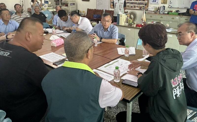 立委陳亭妃今天（11日）召開官田區中油礦產回饋金協調會。（服務處提供）