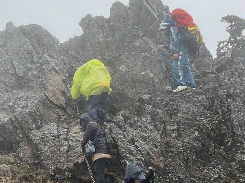 真有心！單攻玉山東峰遇雷擊劫後餘生 男女山友重返園區致謝
