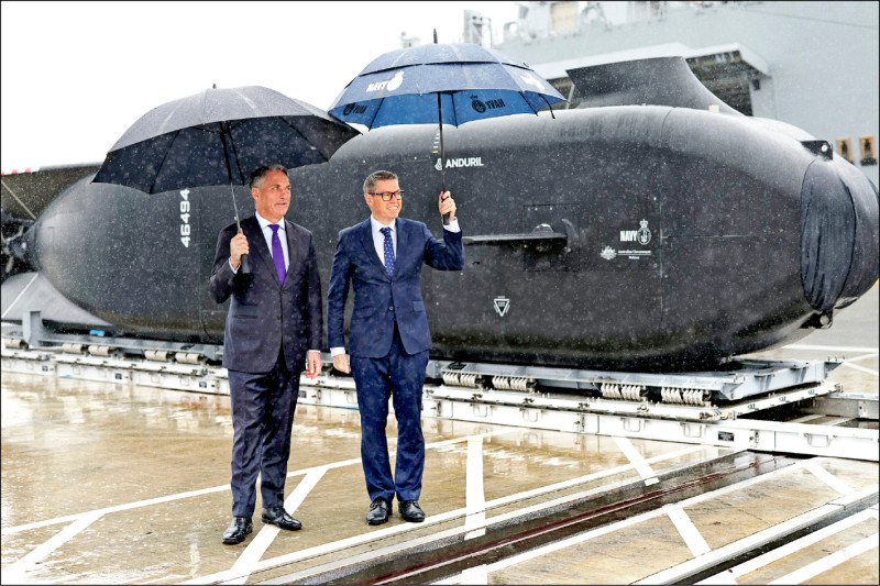 澳洲副總理兼國防部長馬勒斯（左）與國防工業部長康洛伊（右），10日在雪梨庫塔布爾海軍基地主持「鬼鯊」特大型水下無人載具的新聞發佈會。（路透）