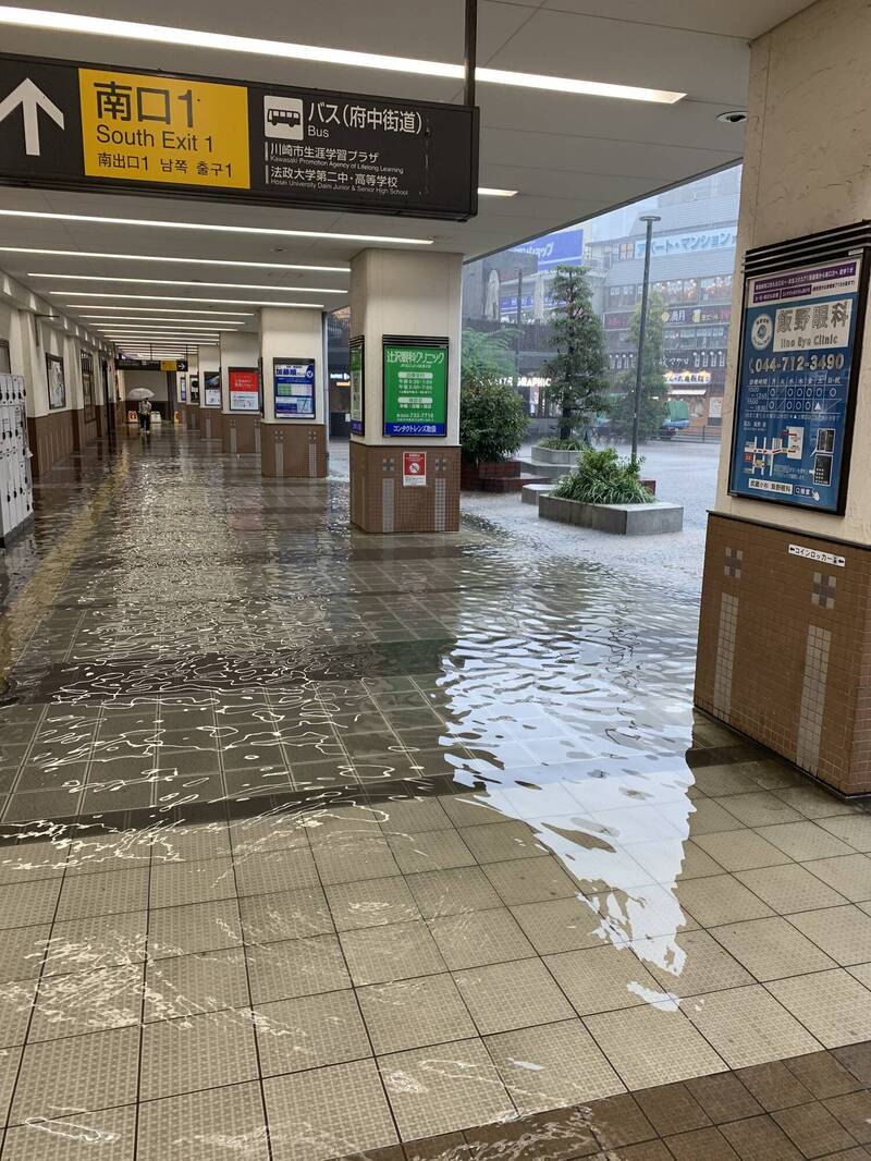 日本JR武藏小杉站裡面外面都淹水。（擷取自X平台）